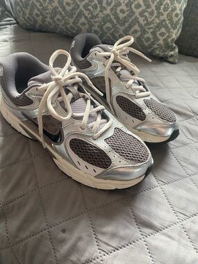 Nike Women's Gray Silver Mesh Sneakers